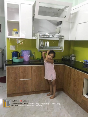 Thiết kế tủ bếp nhựa Picomat cánh phủ Laminate kết hợp Acrylic
